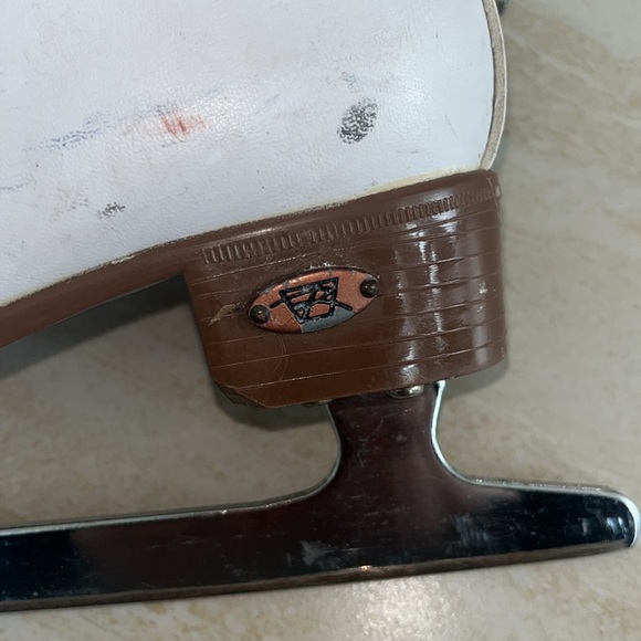 Riedell Leather Skates Size 1 - Picture 4 of 7